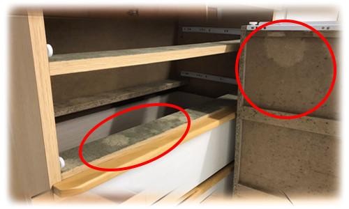 ホコリ状の粉カビが大量発生した収納棚はカビ取りして防カビが必要